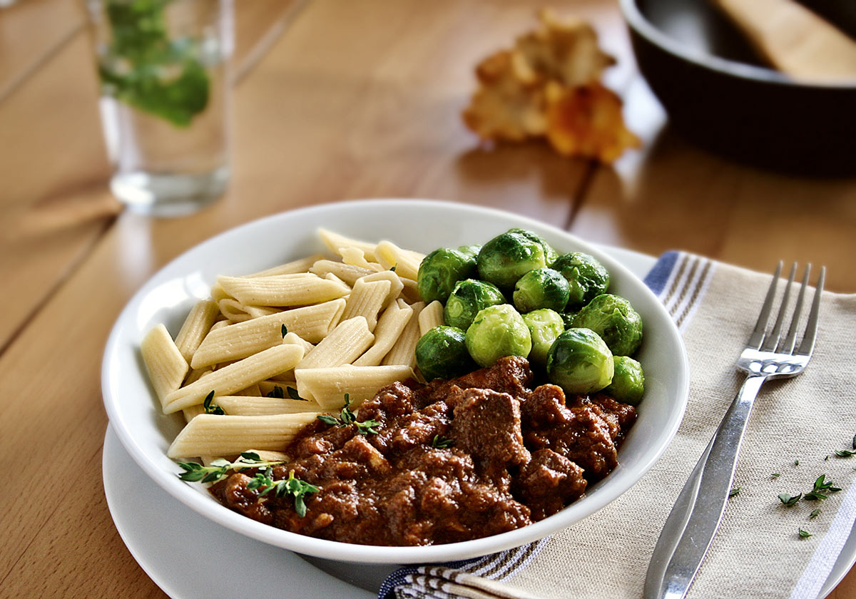 Pfifferlingstopf mit Rindfleisch dazu Rosenkohl und Penne