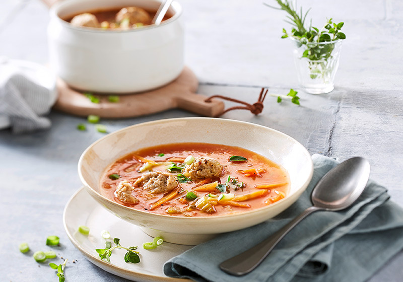 minestrone-mit-vegetarischen-hackbaellchen