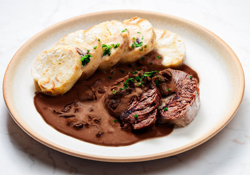 Scaloppine vom Kalb in Portweinjus mit Frühlingsgemüse und Serviettenknödel