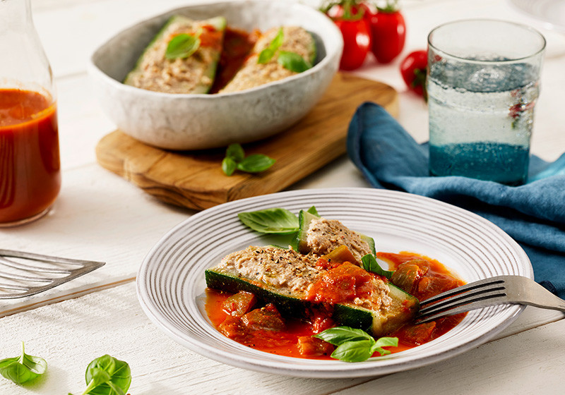 Vegetarisch gefüllte Zucchini in Paprika-Gemüsesoße