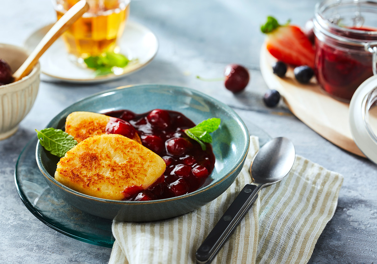 Quarkkeulchen mit roter Fruchtgrütze