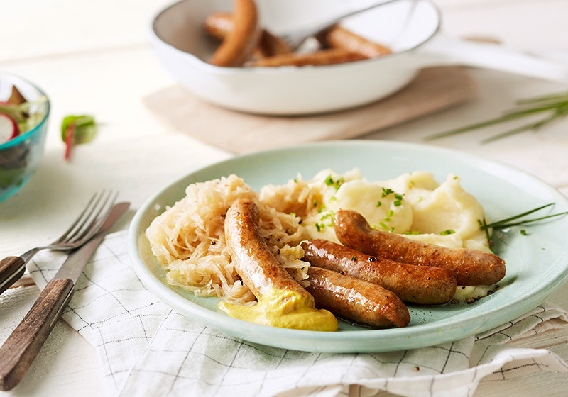 Rostbratwürstchen mit Sauerkraut und Kartoffelpüree