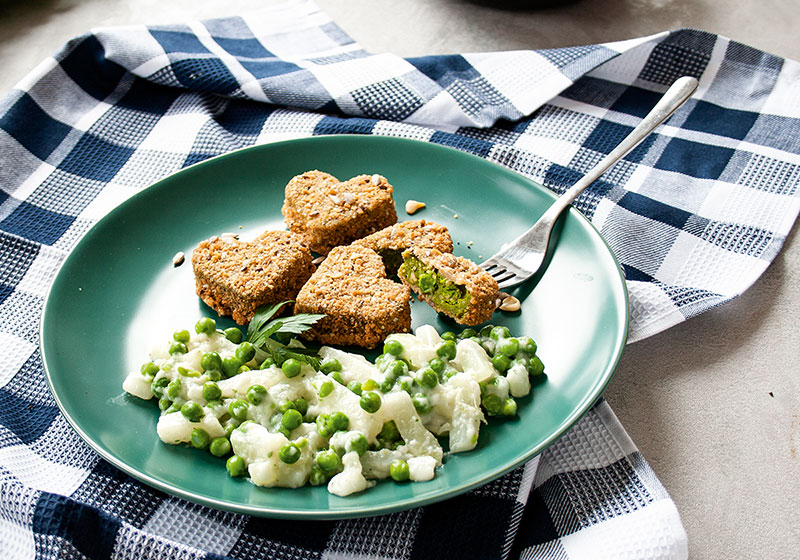 Erbsen-Herzen mit Kohlrabi-Erbsen-Gemüse in Soße