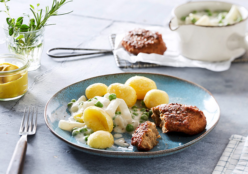 Vegetarische Frikadellen mit Kohlrabi-Erbsen-Gemüse in Soße und Salzkartoffeln