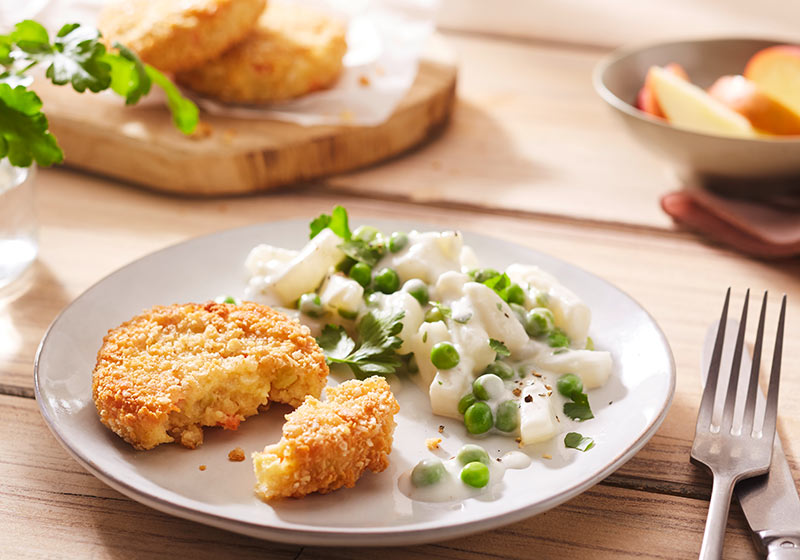 Haferflockentaler mit Kohlrabi-Erbsen-Gemüse